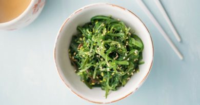 Experts on food say that we should all eat seaweed every day