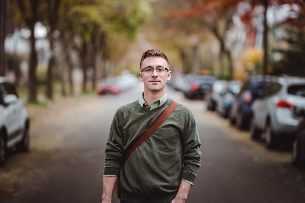 In your online dating photo, use open body language - injournal.online In your online dating photo, use open body language